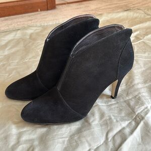 Adrienne Vittadini black faux suede ankle booties, size 9